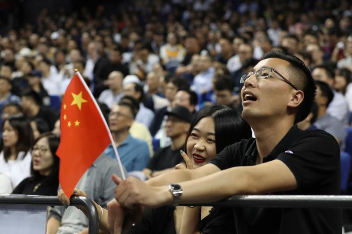 ▲10日在上海舉行的 NBA 湖人對籃網季前賽，現場座無虛席，人氣大爆棚。（圖／美聯社／達志影像）
