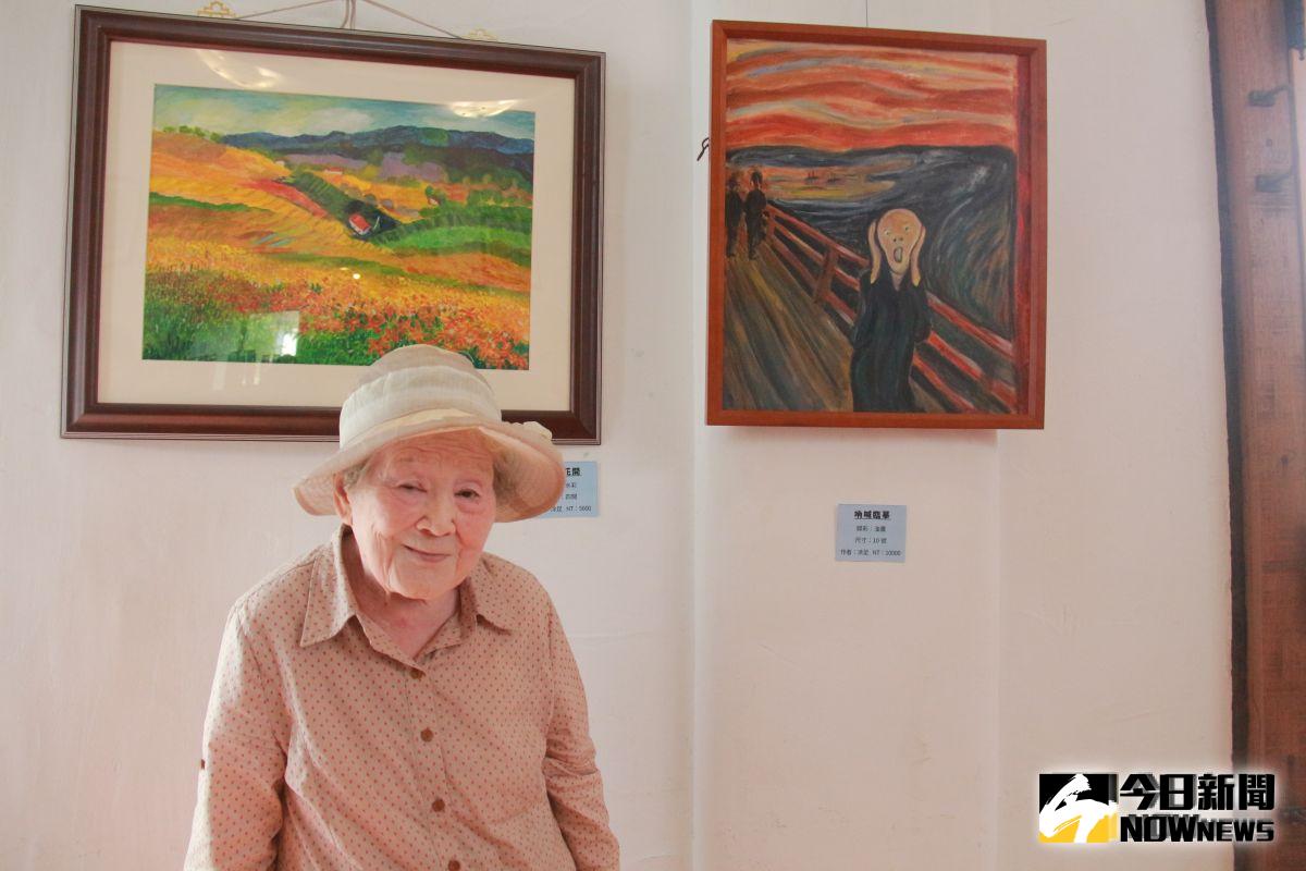▲80歲凃足阿嬤於綠海咖啡館舉辦畫展，展出近50幅畫作，分享她的快樂和精彩。（圖／記者陳雅芳攝，2019.10.11）