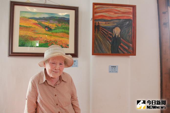 ▲80歲凃足阿嬤於綠海咖啡館舉辦畫展，展出近50幅畫作，分享她的快樂和精彩。（圖／記者陳雅芳攝，2019.10.11）