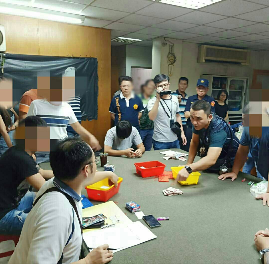 ▲南警雙十連假首日破獲職業賭場。（圖／記者陳聖璋翻攝）