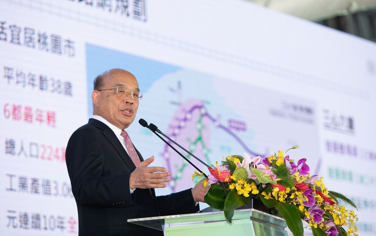 ▲蘇貞昌說，韓國瑜平常在台灣講一中各表的九二共識，但到了中國，中華民國這四個字也不敢講，現在還想選總統，所以台灣人的亡國感才越來越強。（圖／桃園捷運局提供）
