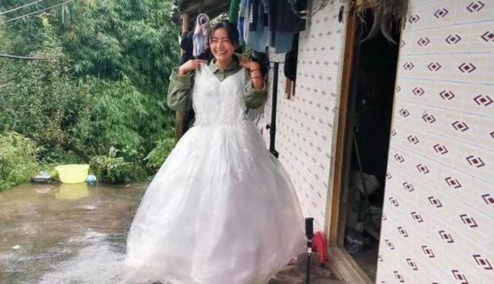 ▲大陸四川農村一名女孩左哈，靠著自製的塑膠婚紗在網路上爆紅。（圖／翻攝紅星新聞）