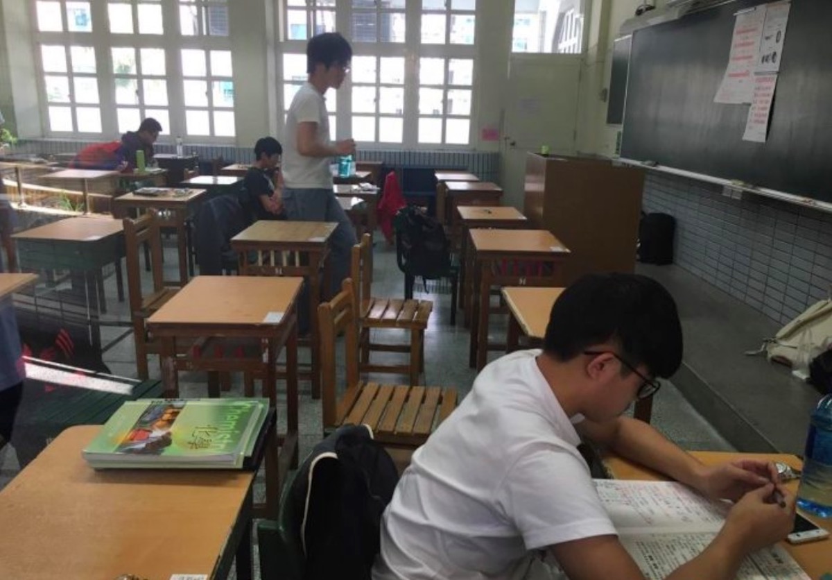 ▲一名網友在 PTT 上 PO 文詢問：「以前高中生沒手機，上課都在幹嘛？」PO 文一出釣出不少人回憶起學生時代，上課時玩各種「懷舊小物」的經驗。（圖／NOWnews 資料圖片）