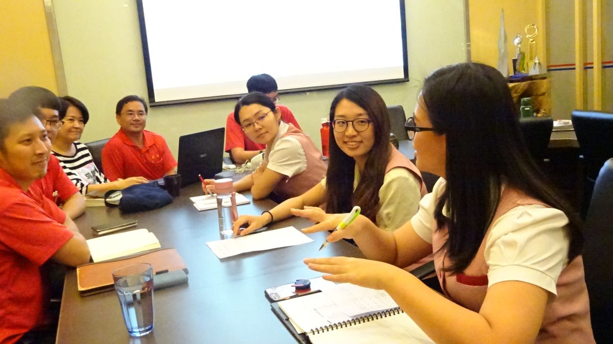 ▲盈錫申辦應用外語專班，以主題式會話方式進行，總經理巫有崇（正中間者）帶頭學習，員工上課興致高昂（圖／金武鳳攝，2019.10.11)