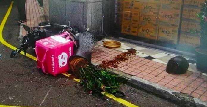 ▲昨深夜桃園市一名熊貓外送員與貨車擦撞身亡。（圖／翻攝畫面）