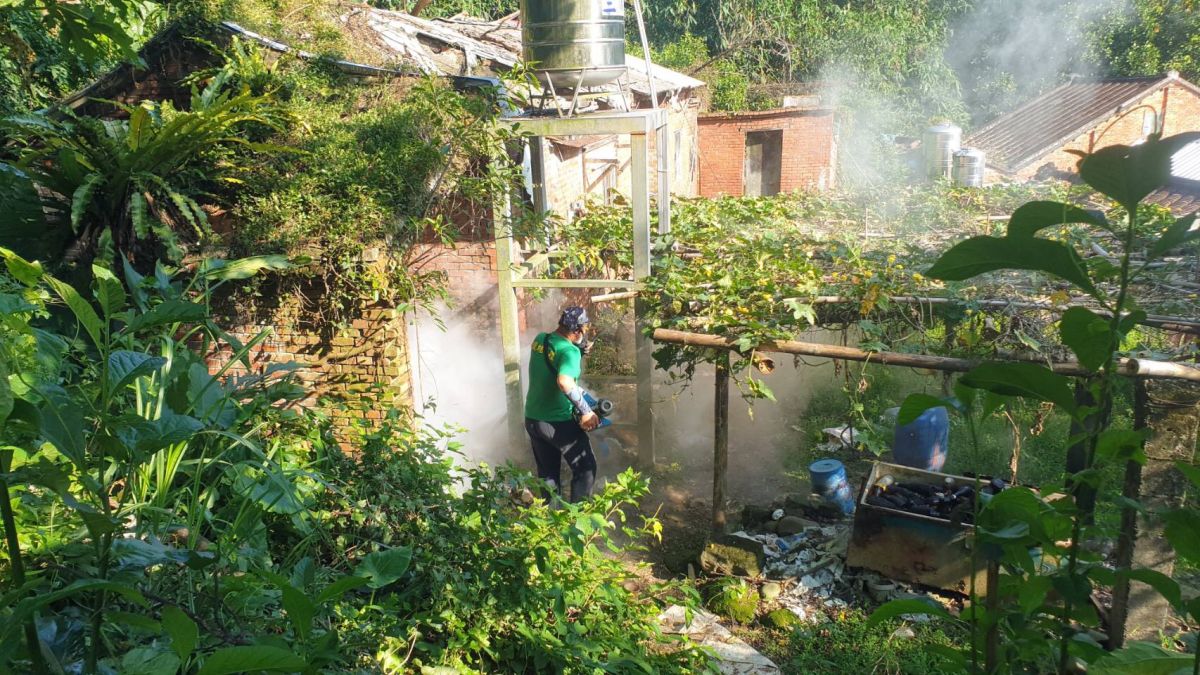 ▲因應登革熱疫情，新北市衛生局於戶外噴消毒。（圖／新北市衛生局提供）