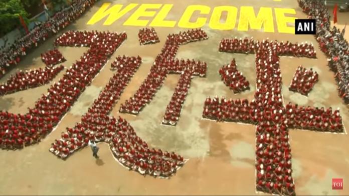 ▲印度清奈（Chennai）一間學校派出兩千名學生排字歡迎中國國家主席習近平的到來。（ 圖／翻攝Youtube畫面）