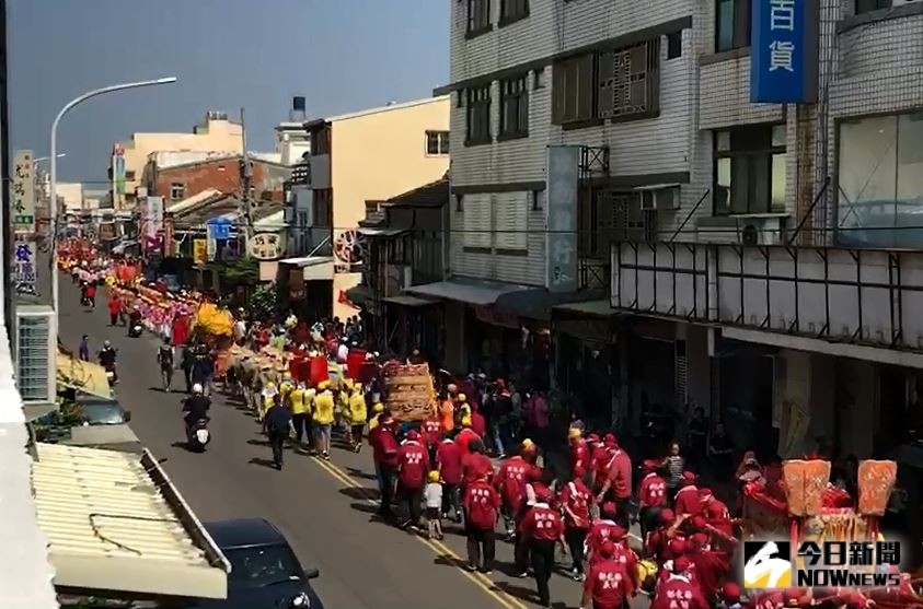 媽祖祈福文化節13尊媽祖齊聚在伸港福安宮，各宮廟出動陣頭大匯演，吸引人龍延綿好幾公里。（圖／記者陳雅芳攝，2019.10.11）