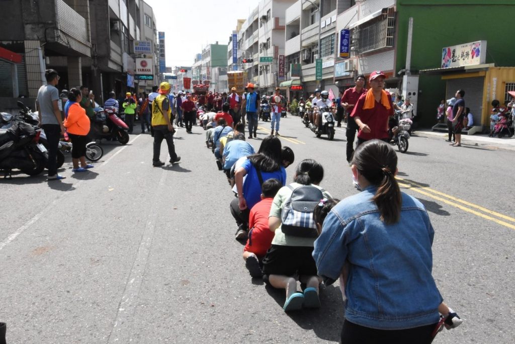 2019彰化縣媽祖祈福文化節，吸引人龍延綿好幾公里，爭相鑽轎腳。（圖／記者陳雅芳攝，2019.10.11）