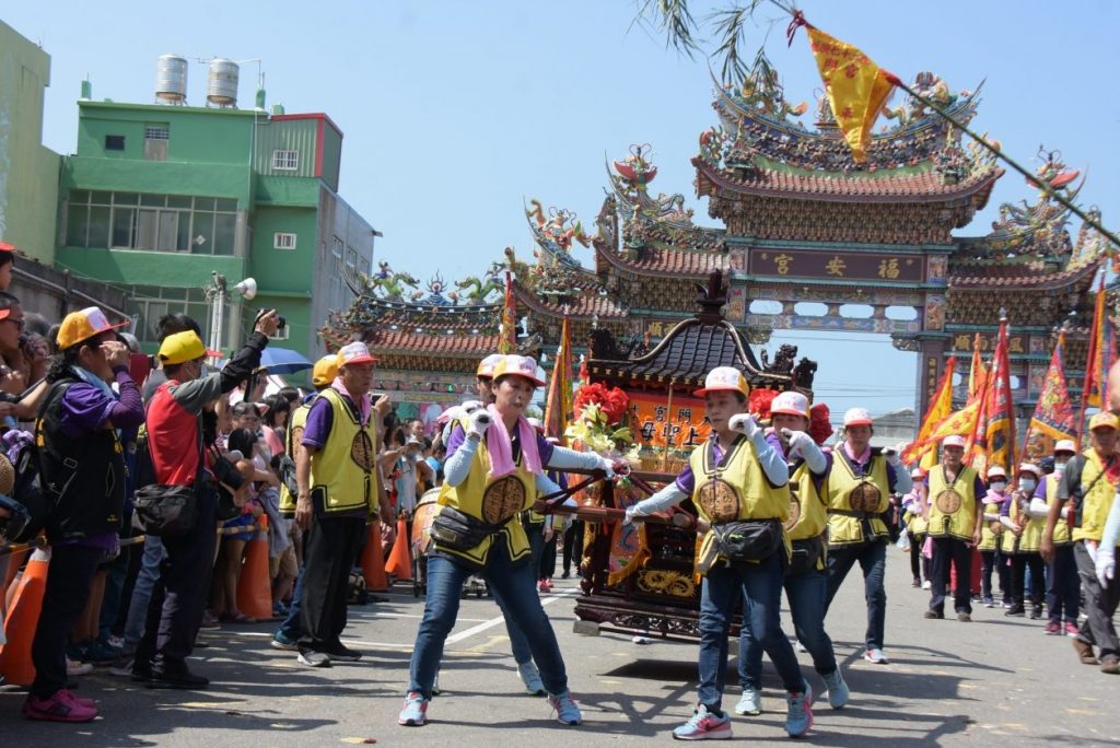 各宮廟出動陣頭，吸引人龍延綿好幾公里，場面「神氣」十足。（圖／記者陳雅芳攝，2019.10.11）