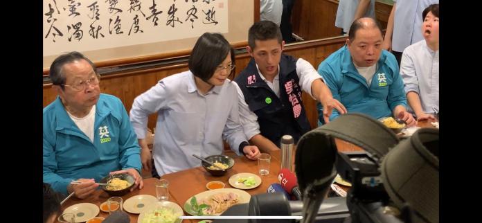 吳怡農擔任當地嚮導，帶著蔡英文來到選區一間很支持民進黨的餐廳用餐。 (圖/記者吳承翰攝)