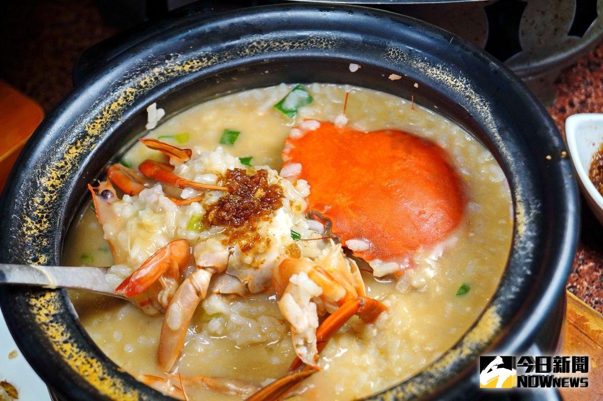 ▲台中市大祥海鮮屋的人氣王「紅蟳砂鍋粥」，蟹香濃郁，米粥色澤誘人，添加特製干貝醬美味升級。（圖／金武鳳攝)