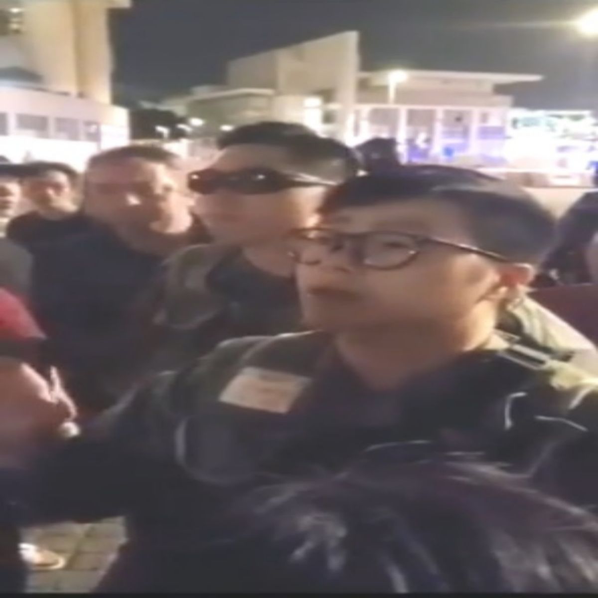 ▲香港網路上近日流傳 1 段影片，在連日的警民衝突中， 1 位警長以柔性喊話的方式，成功化解 1 場可能的警民衝突，被許多網友讚為真正的香港警察。（圖／影片截圖）