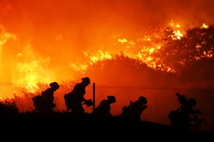 ▲美國加州近日又爆發森林野火，已有至少 10 萬居民收到當局的緊急疏散令。（圖／美聯社／達志影像）