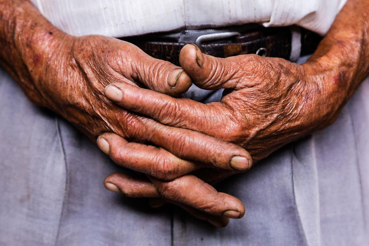 ▲最近有一名網友好奇在 PTT 上 PO 文詢問：「台灣老人為何都愛強調自己看人很準？」PO 文一出立刻引發網友熱議。（示意圖／翻攝自 pixelchrome）