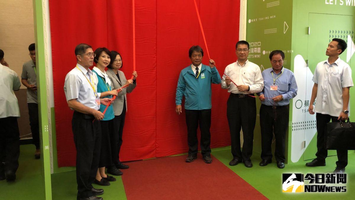▲總統蔡英文與台南後援總會總會長郭信良一起主持揭牌儀式。（突／記者陳聖璋攝，2019.10.12）