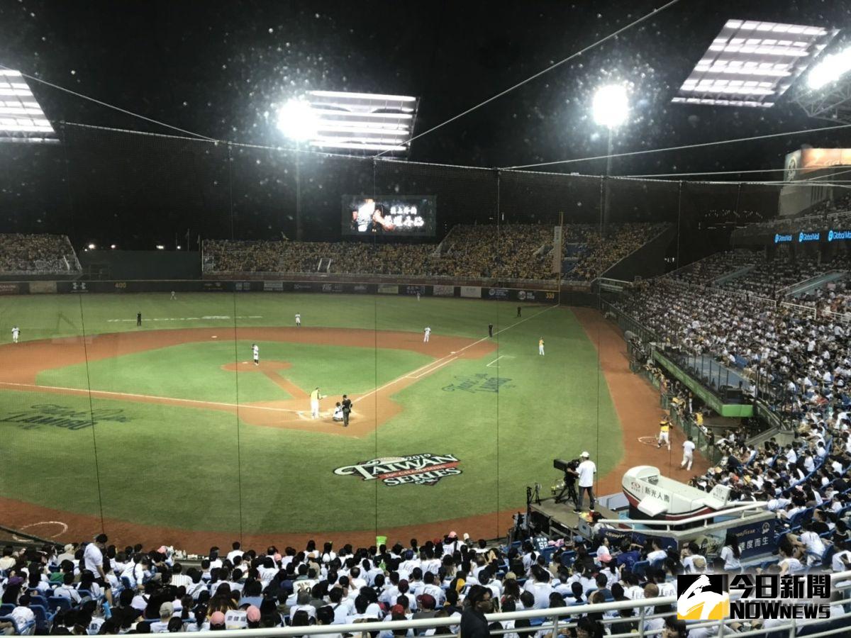 ▲中華職棒總冠軍戰第一場比賽Lamigo桃猿VS中信兄弟，湧進20010人進場。（圖／記者雷明正攝影）