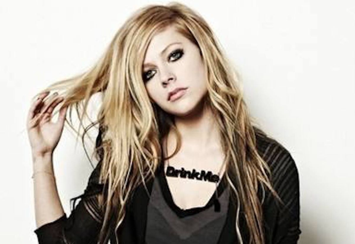 ▲艾薇兒以前拍攝的大尺度宣傳照曝光。（圖／翻攝微博）