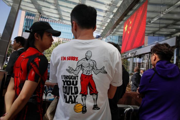 ▲NBA深圳季前賽13日晚登場。現場球迷觀察，上座率略低於10日的上海季前賽，但仍高於9成。（圖／美聯社／達志影像）