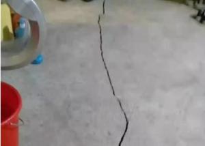 ▲民眾家中因地震出現一條裂縫。（圖／翻攝網路）