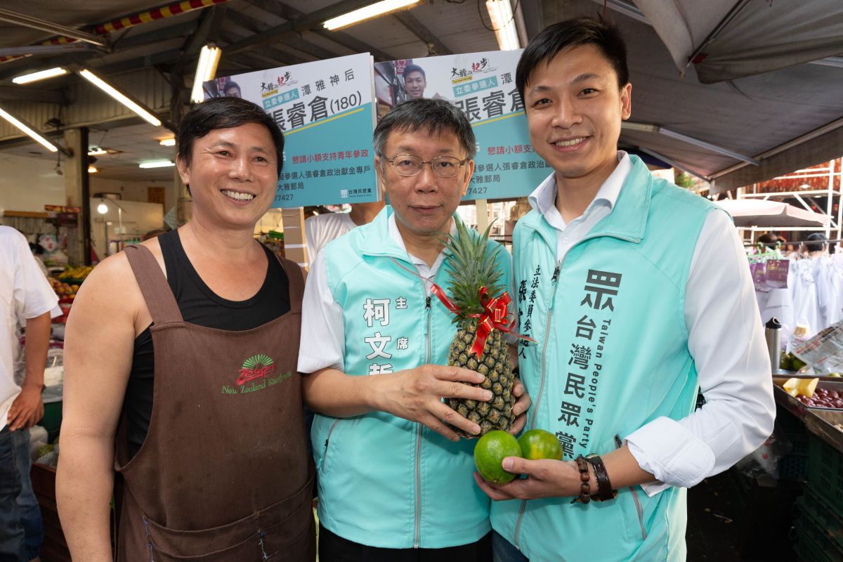 ▲台灣民眾黨主席、台北市長柯文哲與民眾黨台中立委候選人張睿倉。（圖／柯粉俱樂部提供）
