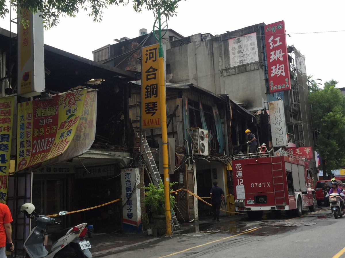 ▲花蓮市中心鬧區昨天發生大火，不少老字號店家都被大火吞噬。（圖／記者鄭志宏攝）