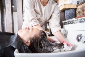 ▲美髮師分享，專業洗頭時，並不會直接把洗髮精擠在頭皮上起泡，而是先在髮尾將洗髮精搓出泡沫，再把泡沫均勻帶到頭皮與整頭髮絲，確保清潔到位。（示意圖，非當事人／取自 photoAC ）