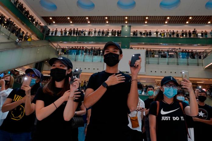 ▲香港大批示威民眾在商唱聚集，高唱《願榮光歸香港》。（圖／美聯社／達志影像）