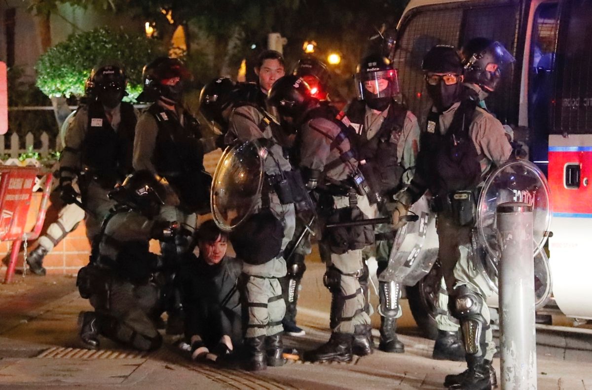 ▲香港多區 13 日又再爆發警民衝突，至少 36 人受傷送醫。（圖／美聯社／達志影像）