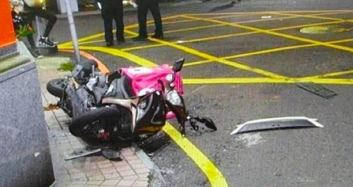 ▲雙十連假期間，接連發生 2 起美食平台外送員遭撞身亡事故，引發外界熱議，質疑外送員權益未受保障。對此，勞動部表示，目前已在擬定新制，預計將於年底上路。（圖／翻攝畫面）