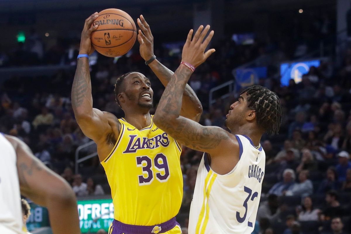 湖人中鋒Dwight Howard攻擊禁區遭到勇士長人Marquese Chriss 封阻。（圖／美聯社／達志影像）