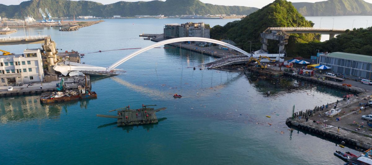 ▲南方澳大橋斷裂後，軍方立即出動三軍各單位協助救援，其中軍聞社更是出動空拍機補抓第一手災情畫面。（圖／軍聞社提供）