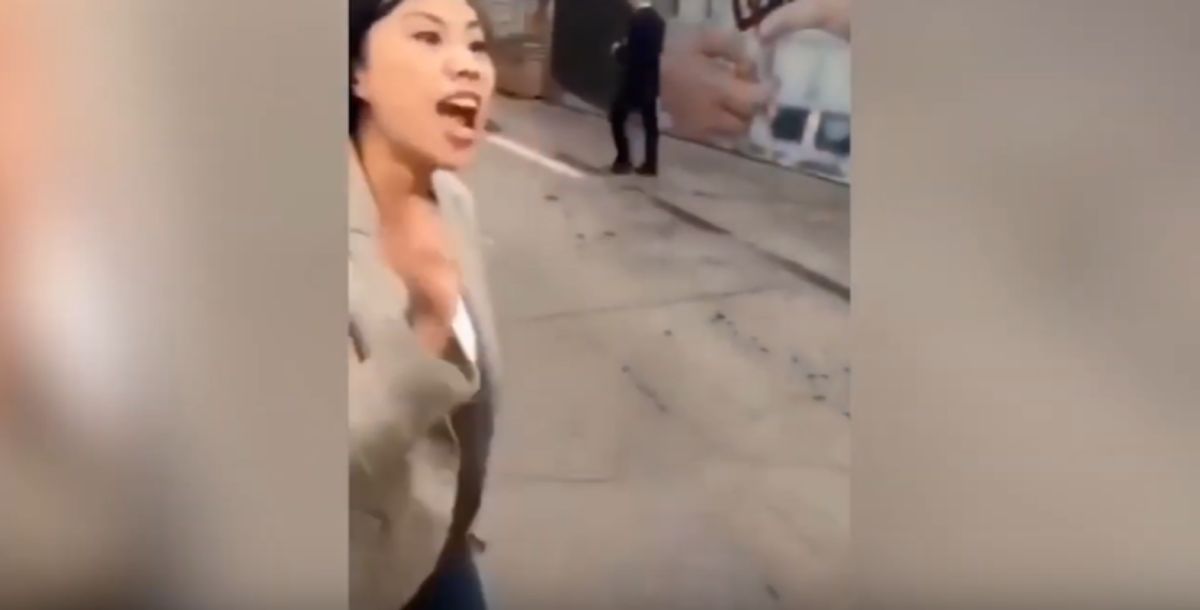 ▲大陸 1 名車廠負責人，因與顧客有糾紛，竟在大庭廣眾下怒罵顧客。（圖／截自 Youtube 視頻）
