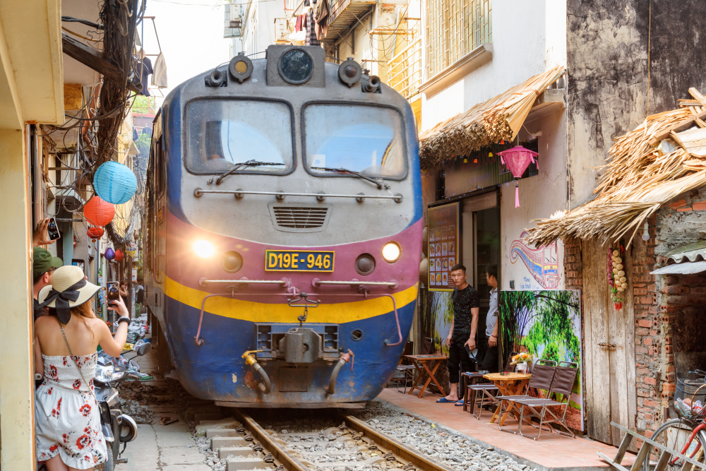 下令搬遷的主要原因在於，聚集於鐵道兩旁的遊客實在太多了。基於安全考量，河內政府希望能夠改善。（圖／shutterstock）