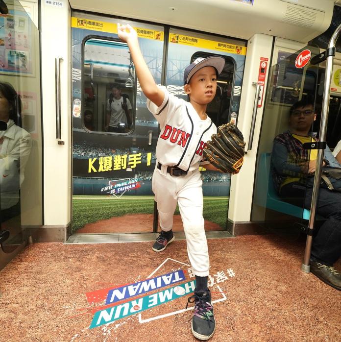 【圖說二】限定版「Home Run Taiwan棒球列車」擬真場景吸睛，棒球隊小球員換上全副裝備，在車廂內秀出投球美技，為中華隊加油。／中信銀行提供