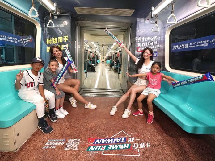 ▲限定版「Home Run Taiwan棒球列車」正式啟動，中信銀行特別將北捷板南線列車打造成棒球場，讓乘客身歷其境，隨中華隊好手一同征戰國際棒球賽事。（圖／中信銀行提供）