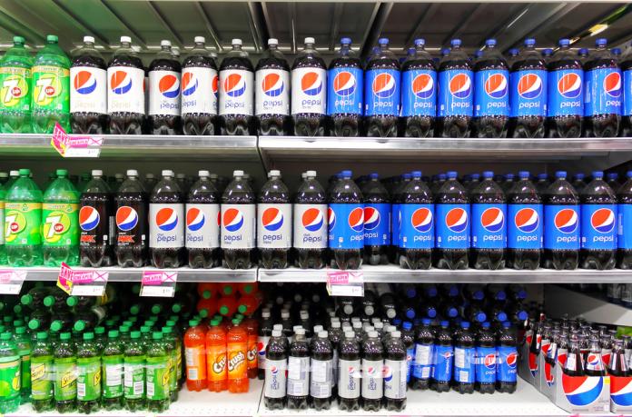 新加玻衛生局上週宣布，預計從明年起，將禁止被列為最不健康包裝含糖飲料刊登廣告，成為全球第一個實施此類禁令的國家。(圖 / Shutterstock)