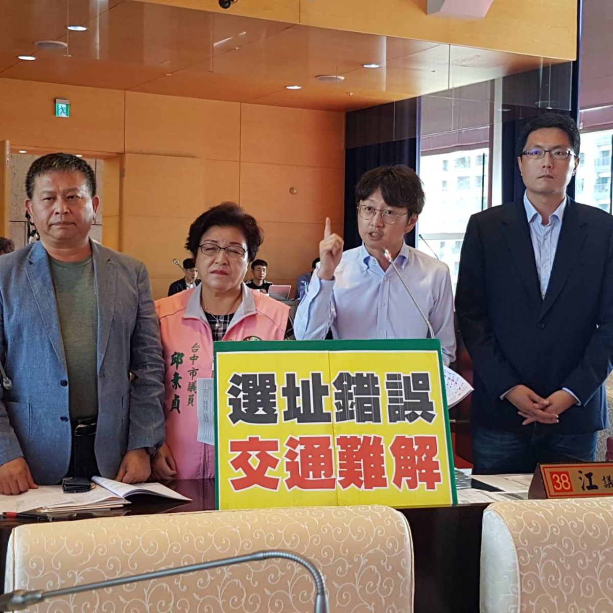 ▲議員李天生(左起) 、邱素貞、江肇國、林德宇針對燈會的交通接駁計畫，憂心民眾參加台灣燈會「熄燈才到場，天亮才回家」的心理準備。 (圖／柳榮俊攝2019.10.14)