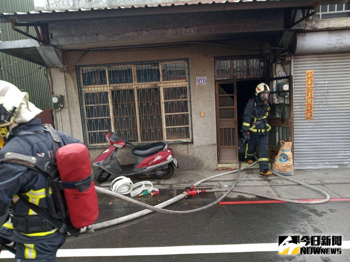 ▲和美彰和路一處民宅上午傳出火警，1樓廚房起火，消防人員獲報到場後將火勢撲滅。（圖／記者陳雅芳翻攝，2019.10.14）