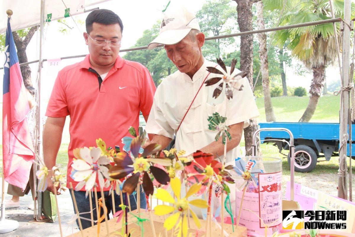 ▲斗六市長林聖爵欣賞林建雄（右）老師巧手變化出花花草草甚至是熱帶魚。（圖／記者蘇榮泉翻攝，2019.10.14）