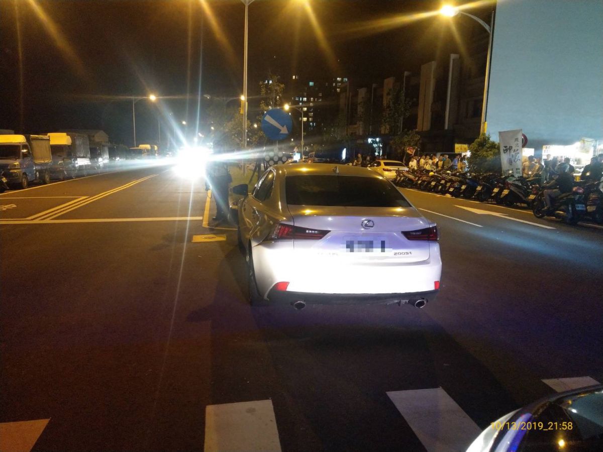 ▲超狂車主為了逛夜市，竟然把中央安全島當停車格。（圖／竹北分局提供）