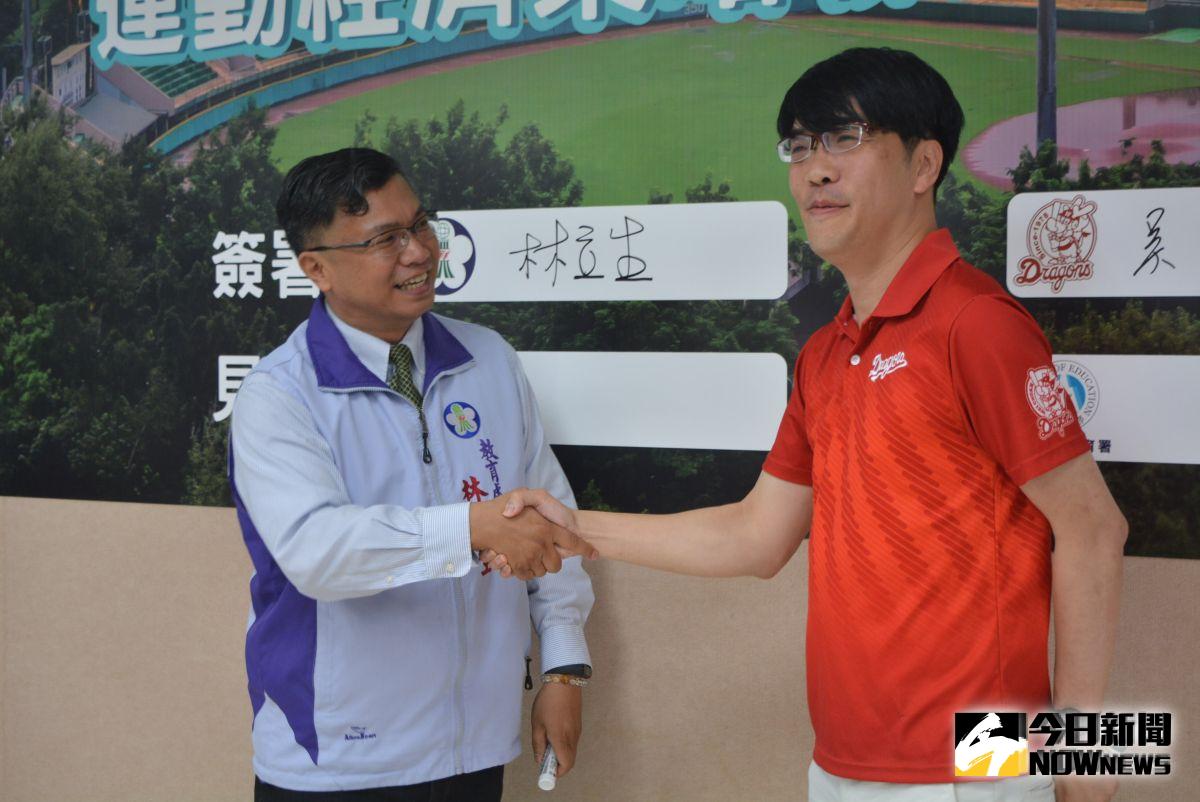 ▲林立生與味全龍領隊吳德威代表簽訂運動經濟策略聯盟。（圖／記者郭政隆攝影2019.10.14）