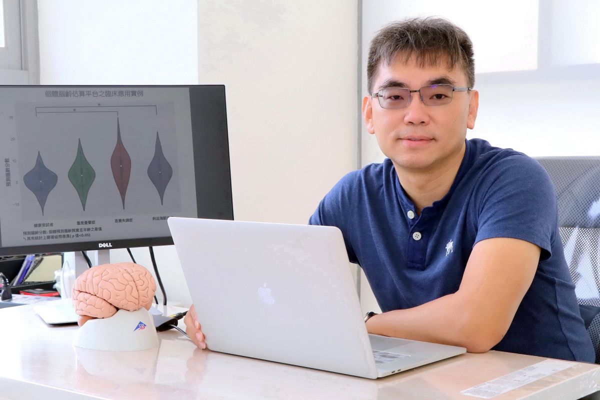 ▲陽明大學神經科學研究所教授林慶波，利用人工智慧演算法結合人腦神經影像，精準預測個體腦齡。（圖／陽明大學提供 ）
