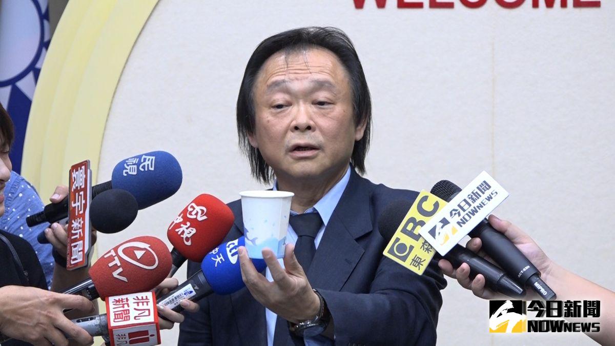 ▲民進黨台北市議員王世堅拿出紙杯，要求柯文哲將尿液送驗自清沒有吸食安非他命。（圖／記者朱永強攝, 2019.10.14）