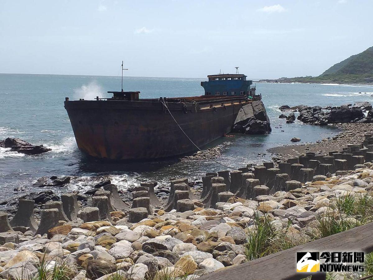 ▲一艘無名貨船（網友戲稱「幽靈船」）擱淺在宜蘭頭城鎮大溪海岸礁石區。（圖／記者李清貴攝,2019.10.14)