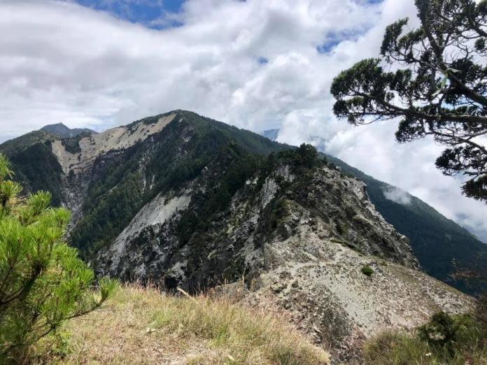 臉書上一名許姓山友分享17天完成中央山脈大縱走，打破完成縱走時間紀錄。（FB: 許雷力）