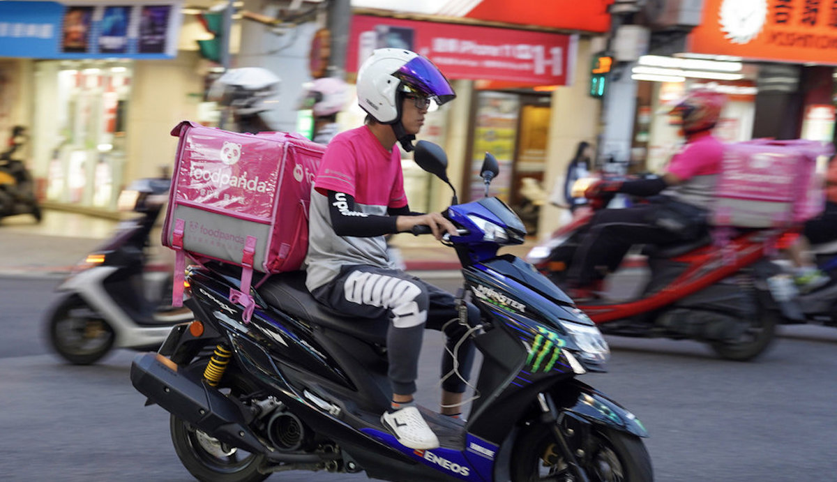 ▲為何許多年輕人前仆後繼投入美食平台外送員的工作？作家藉此點出台灣 2 大悲哀之處。圖中人物與新聞無關。（示意圖／中央社資料圖片）