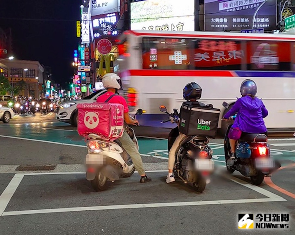 ▲外送平台崛起，路上可以看見不少外送員。（示意圖／NOWnews 資料圖片）