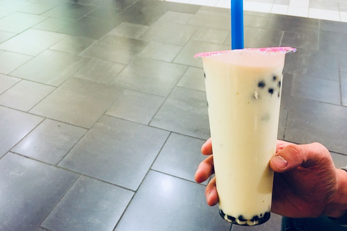 ▲一名男子受同事所託，成功拿回「 30 元珍珠奶茶」。（示意圖，非當事珍奶／取自 photoAC ）