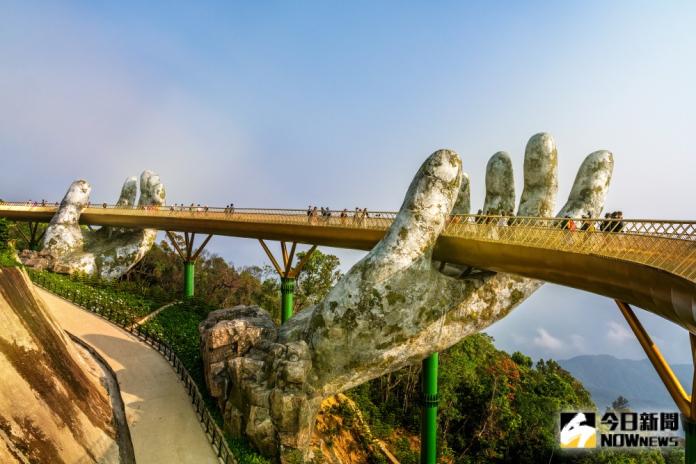 近年來新興的著名景點「黃金橋（Golden Bridge）」，距離峴港市區僅30-40分鐘車程，交通上十分便利。（圖／Shutterstock）